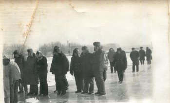 开展冰下增氧越冬鉴定会专家室外考察