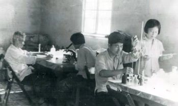 在无锡河埒口进行池塘养鱼基础理论研究课题（主持人刘焕亮）时，在池边实验室的工作照。左起：何志辉、郭明新、雷衍之、于淑敏。