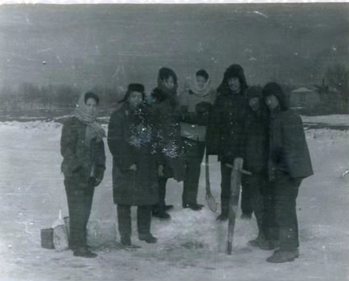 在哈尔滨做生物增氧鱼类安全越冬研究取水样时的合影